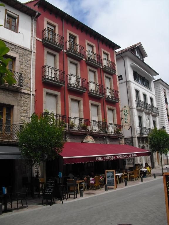 Fachada del Hotel Los Robles en Cangas de Onís