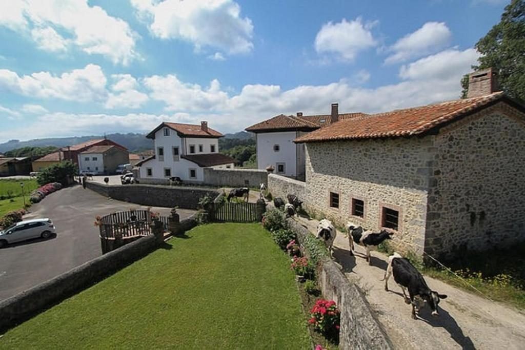 Casonas de piedra de Nueva de Llanes junto al Hotel Rural Ovio